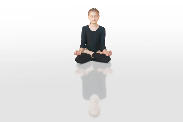 Ragazzina meditando — Foto Stock