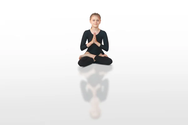 Ragazzina meditando — Foto Stock