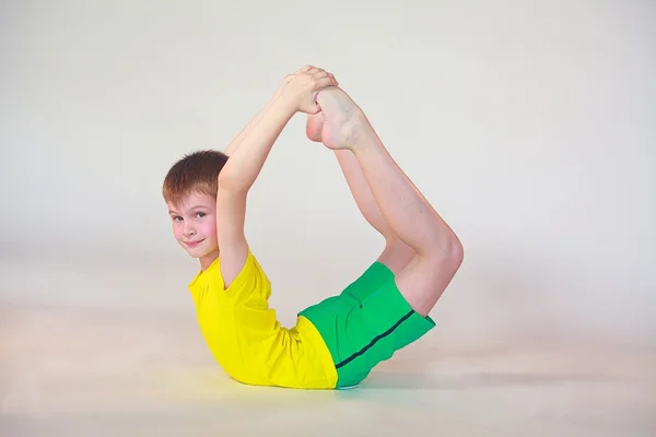 Dhanurasana yoga niños — Foto de Stock