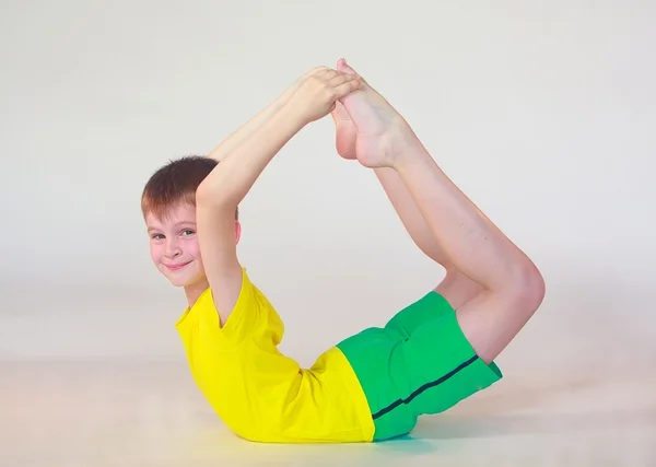 Dhanurasana yoga niños —  Fotos de Stock