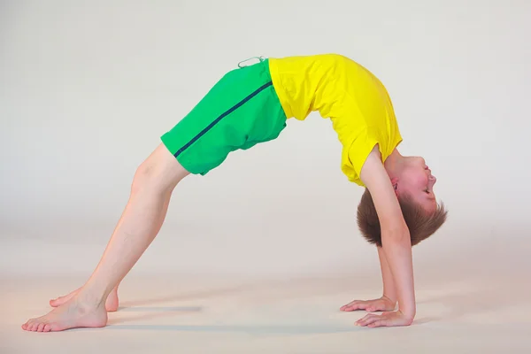 Dhanurasana yoga bambino — Foto Stock