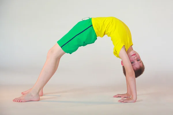 Dhanurasana yoga niño — Foto de Stock