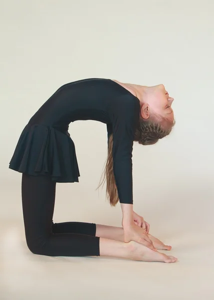 Dhanurasana yoga niño — Foto de Stock