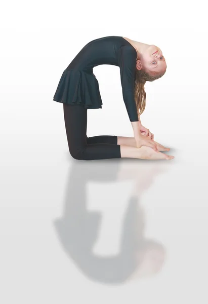 Dhanurasana yoga kid — Stockfoto