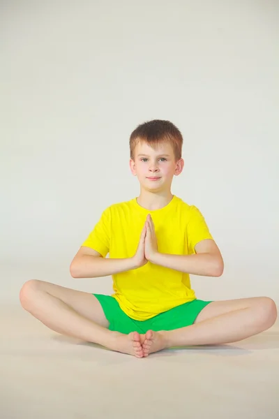 Dhanurasana yoga çocuk — Stok fotoğraf