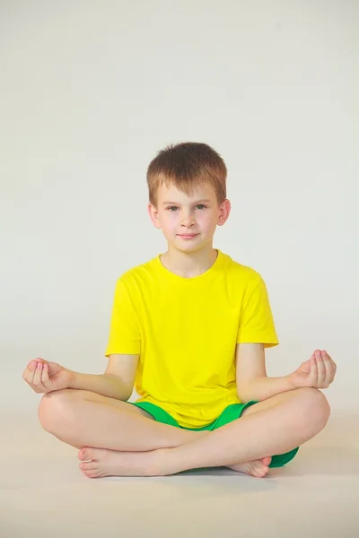 Dhanurasana yoga niño Imagen De Stock