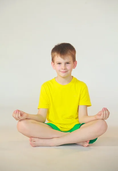 Dhanurasana yoga niño Fotos De Stock