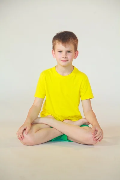 Dhanurasana yoga niño Imágenes De Stock Sin Royalties Gratis