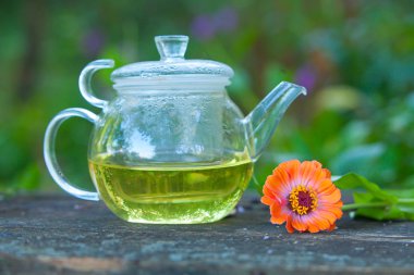 Güzel fincanda yeşil çay