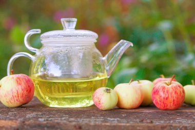 Güzel fincanda yeşil çay