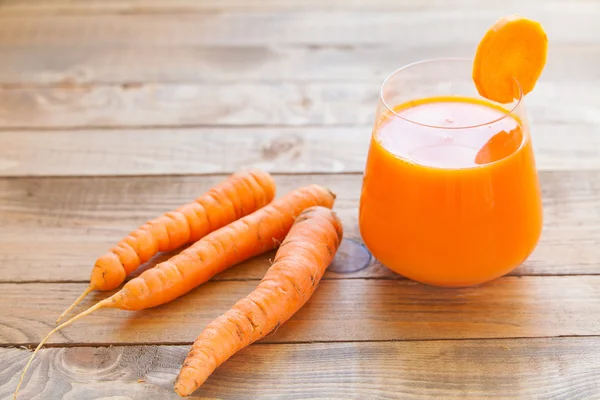 Succo di carota in vetro sul tavolo — Foto Stock