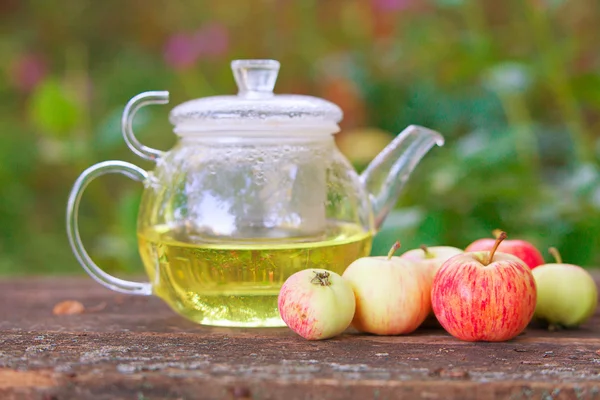 Té verde en una hermosa taza — Foto de Stock