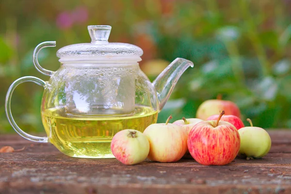 Té verde en una hermosa taza — Foto de Stock