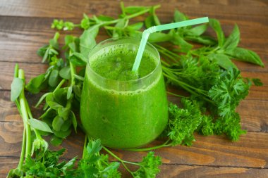 Camda yeşil smoothie