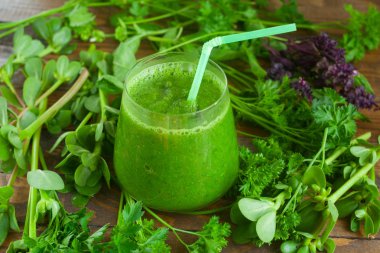 Camda yeşil smoothie