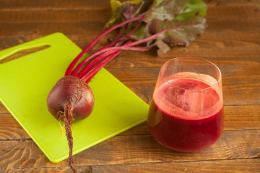 pancar suyu cam masada