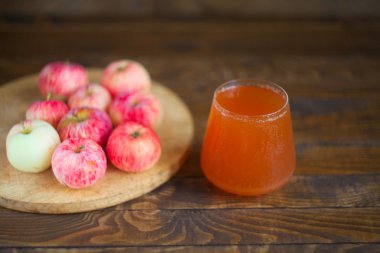 Havuç suyu cam masada