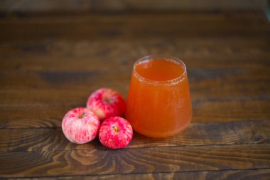 Havuç suyu cam masada