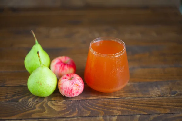 Az asztalra üveg alma és körte gyümölcslé — Stock Fotó