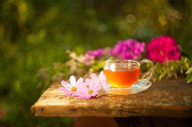 Güzel fincanda yeşil çay