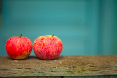 Masadaki kırmızı elmalar.