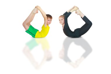  erkek ve kız beyaz arka plan üzerinde yoga yaparken