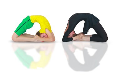  erkek ve kız beyaz arka plan üzerinde yoga yaparken