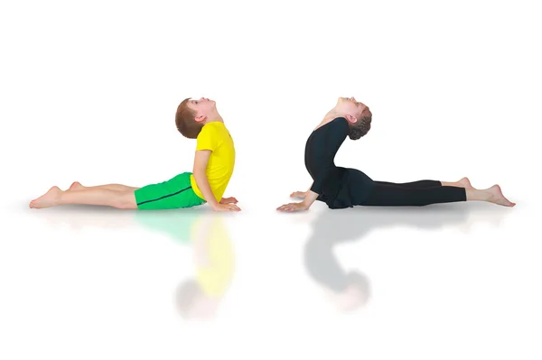 Chico y chica haciendo yoga sobre fondo blanco — Foto de Stock