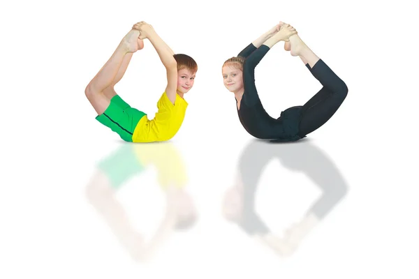 Ragazzo e ragazza facendo yoga su sfondo bianco — Foto Stock
