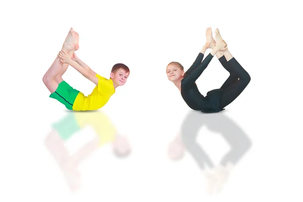 Junge und Mädchen machen Yoga auf weißem Hintergrund — Stockfoto