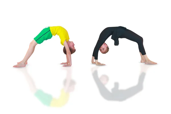 Junge und Mädchen machen Yoga auf weißem Hintergrund — Stockfoto