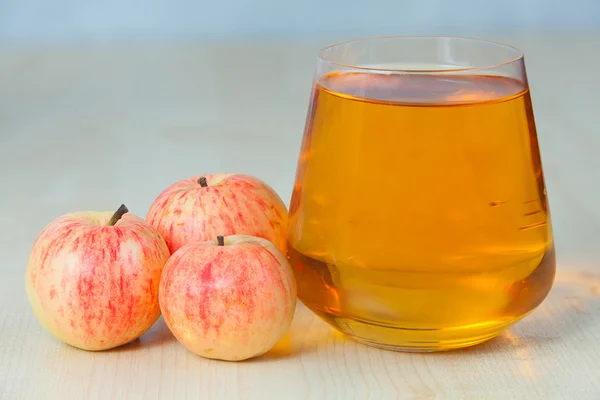 Delicioso zumo de manzana recién exprimido en vidrio transparente — Foto de Stock