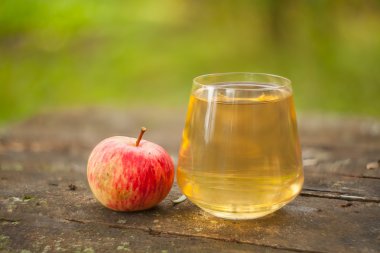 Şeffaf bardakta taze sıkılmış elma suyu.