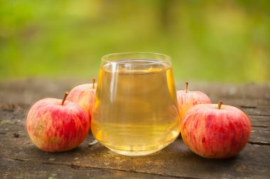 Şeffaf bardakta taze sıkılmış elma suyu.
