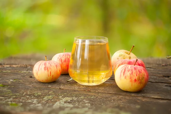 Şeffaf bardakta taze sıkılmış elma suyu.