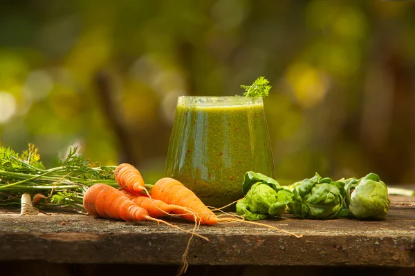 Lahodné zelené smoothie z čerstvé zeleně ve sklenici — Stock fotografie