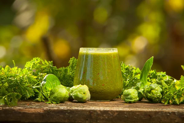 Lahodné zelené smoothie z čerstvé zeleně ve sklenici — Stock fotografie