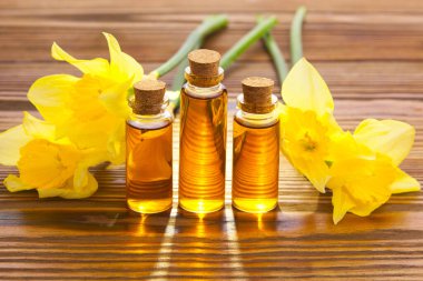 Güzel bir cam kavanozda, masanın üzerindeki çiçeklerin özü.