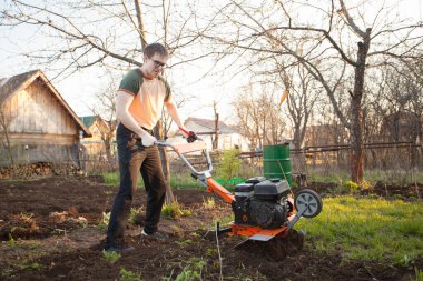 Köyde baharda toprak damlatan yakışıklı bir adam.