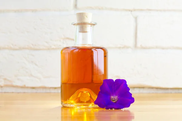 Aceite Esencial Petunia Una Hermosa Botella Sobre Mesa — Foto de Stock