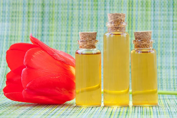 Esencia Las Flores Una Mesa Hermoso Frasco Vidrio — Foto de Stock