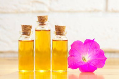 Petunya yağı masanın üstünde güzel bir şişede.