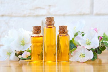 Güzel bir cam kavanozda, masanın üzerindeki çiçeklerin özü.