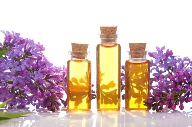 Çiçeklerin özü beyaz bir arka planda güzel bir cam kavanozda