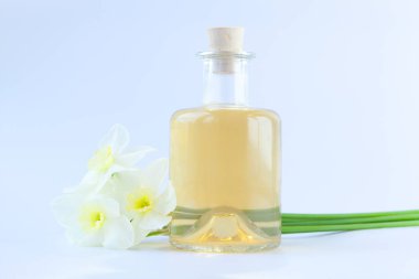 Güzel bir cam kavanozda, masanın üzerindeki çiçeklerin özü.