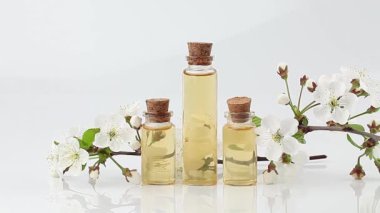 Güzel Cam masaya çiçek özü