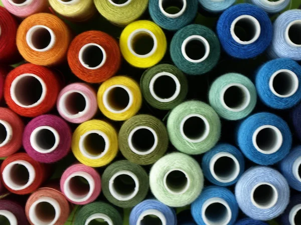 Кольорові нитки і голки для швейного обладнання — стокове фото