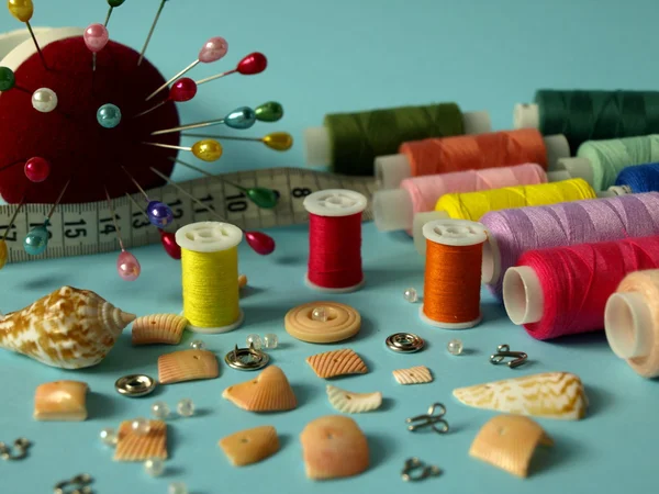 renkli konu ve iğneler dikiş donanımları için