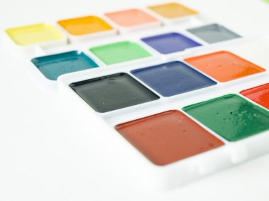 Sulu Boya parlak renkler fırça yakın çekim beyaz arka plan ile