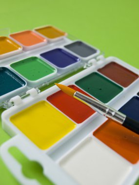 Bir fırça ile sulu boya parlak renkler yeşil arka plan kapatın